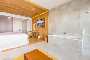 Leiro Sky | Salle de bain | Baignoire et douche séparées, articles de toilette gratuits