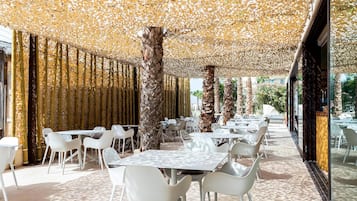 10 restaurants servant le petit déjeuner, le déjeuner et le dßner