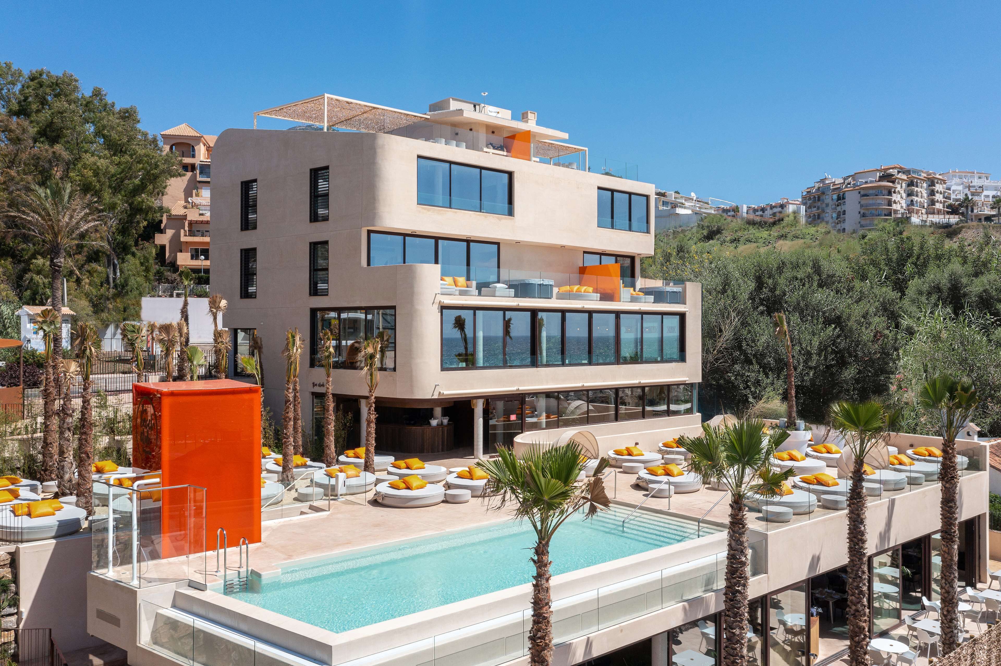 Indendørs pool, 2 udendørs pools, parasoller, liggestole