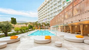 Una piscina techada, 2 piscinas al aire libre, sombrillas