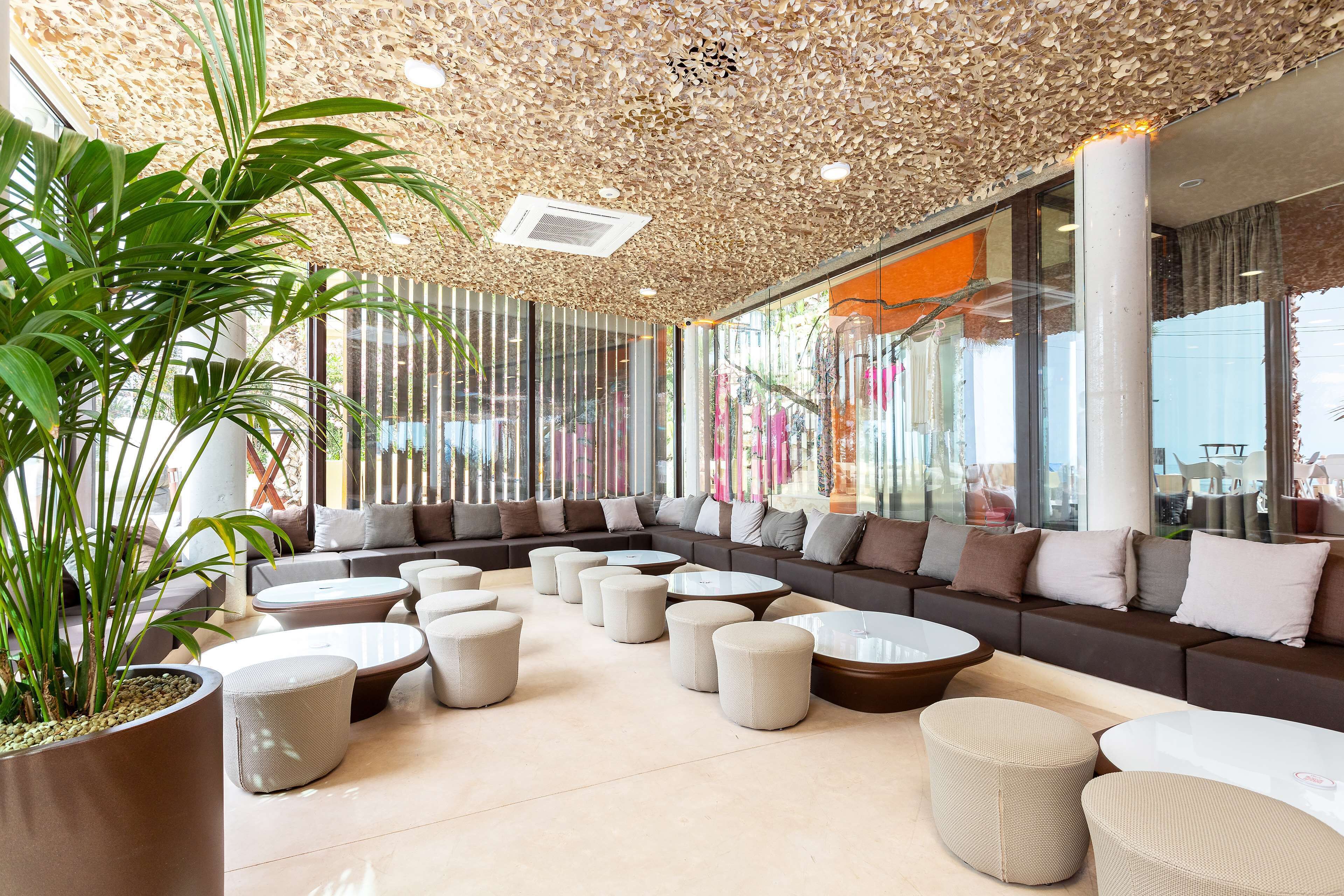 10 restaurants, breakfast, lunch, dinner served; international cuisine