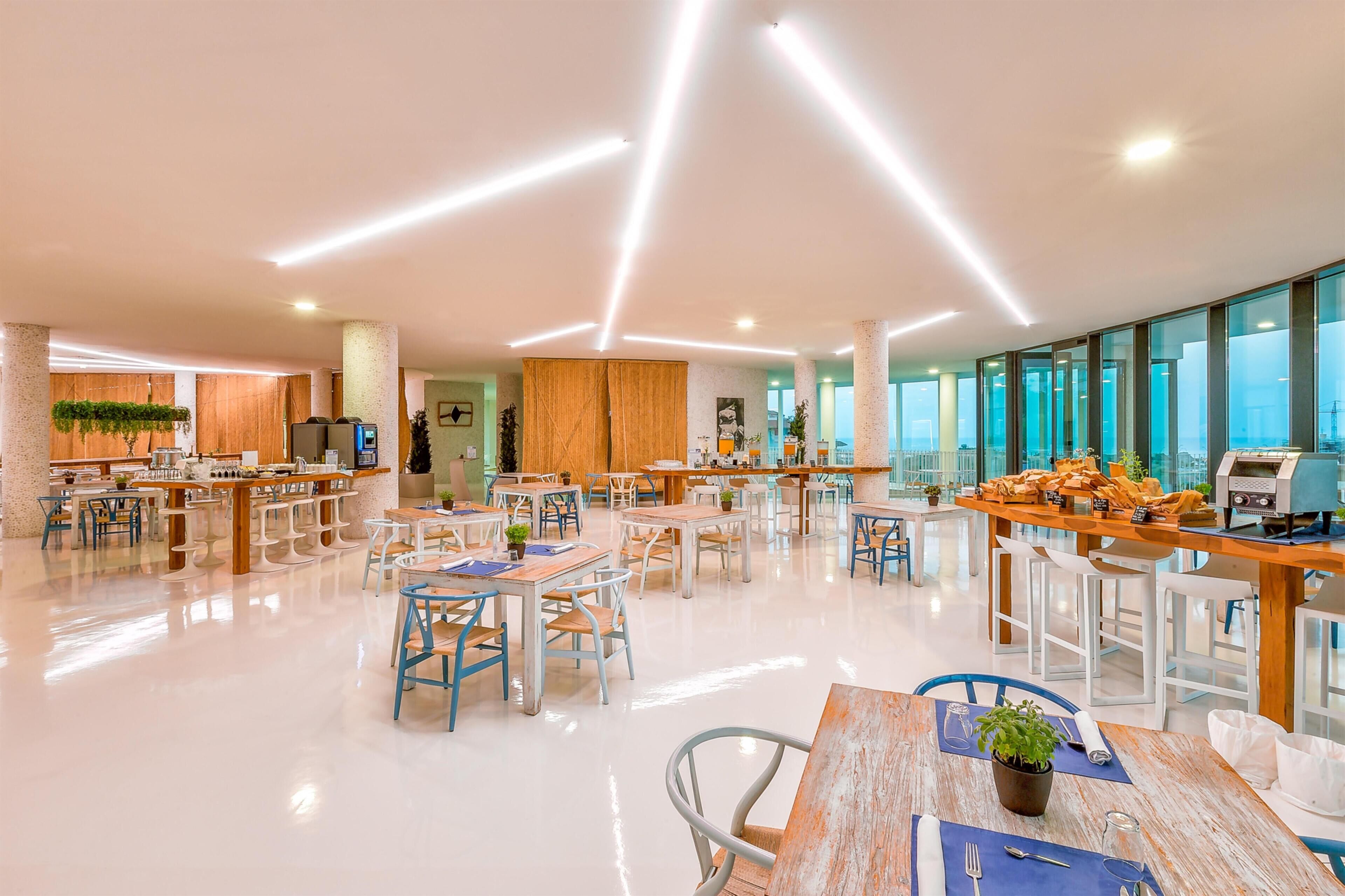 10 restaurantes; se sirve desayuno, almuerzo, cena y brunch