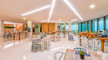10 restaurantes; se sirve desayuno, almuerzo, cena y brunch