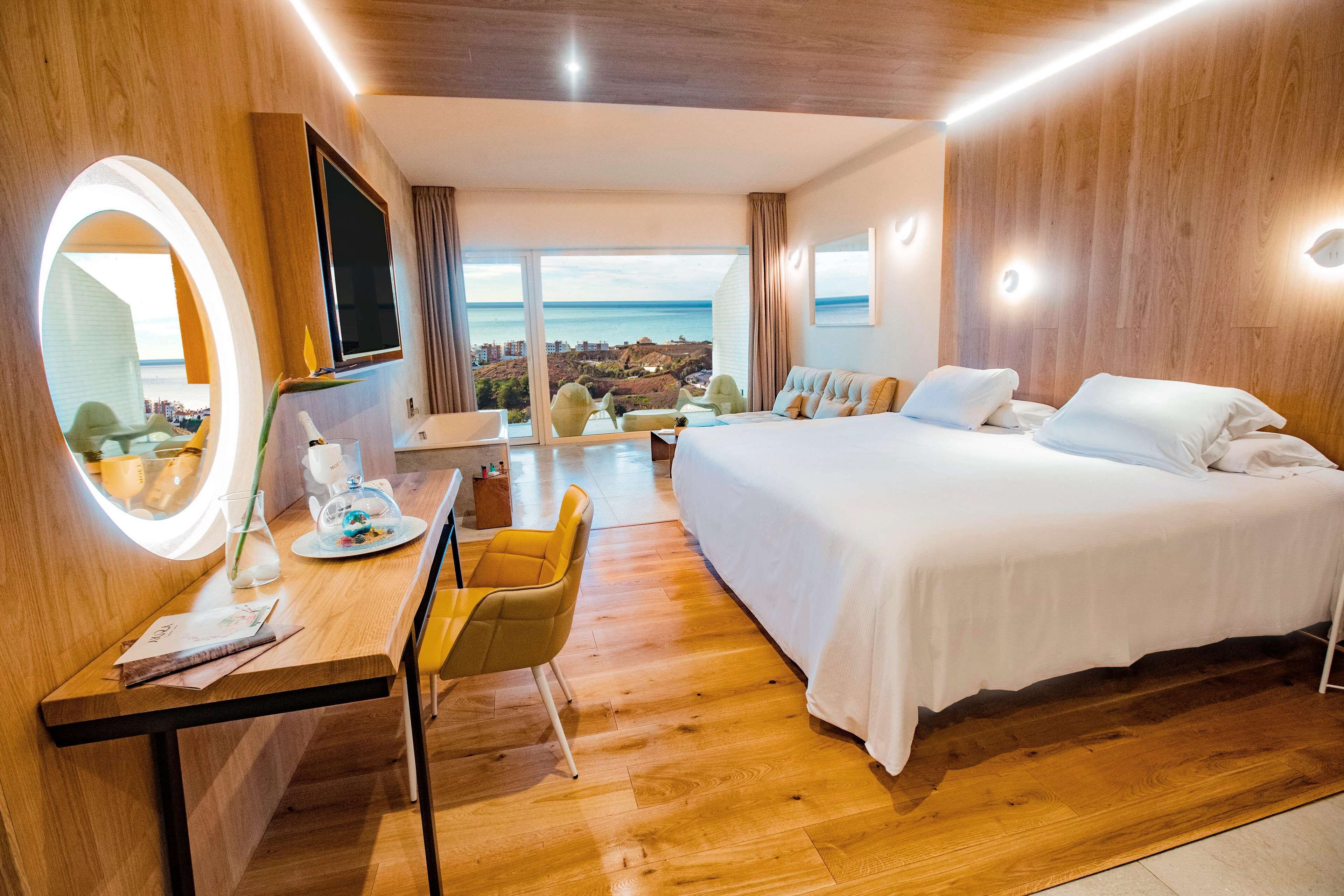 King Leiro Suite with Sea Views | Hochwertige Bettwaren, Minibar, Zimmersafe, individuell eingerichtet