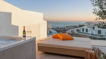 Leiro Sky | Baño | Tina y regadera independientes y amenidades de baño gratuitas