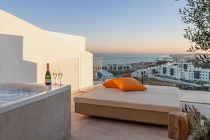 Leiro Sky | Bathroom | Separate tub and shower, free toiletries, hair dryer, towels