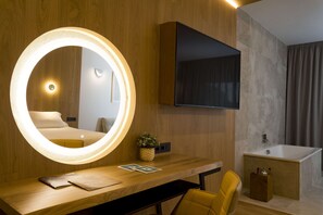 King Leiro Suite with Sea Views | Bộ đồ giường cao cấp, minibar, két bảo mật tại phòng