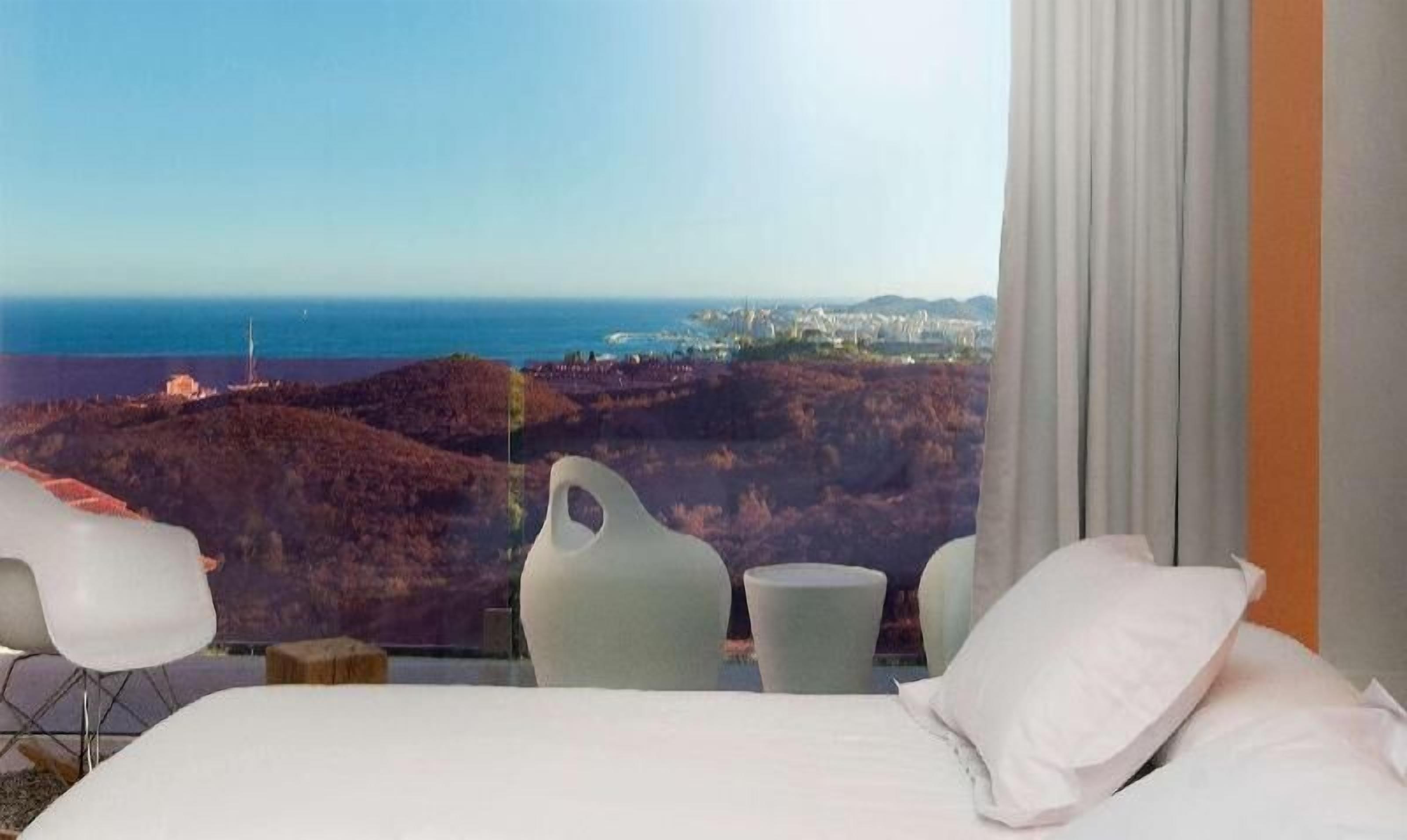 Ropa de cama de alta calidad y minibar 