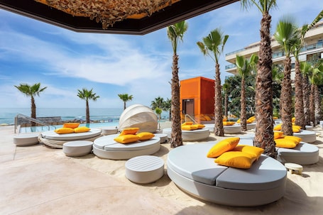 Kolam renang tertutup, 2 kolam renang terbuka, payung kolam