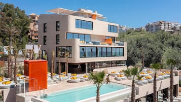 Een binnenzwembad, 2 buitenzwembaden, parasols voor strand/zwembad