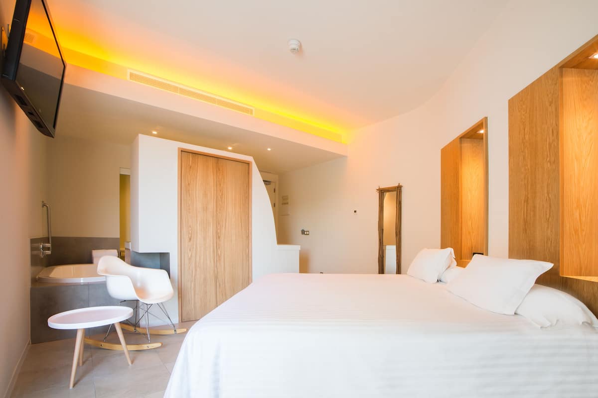 Premium bedding, minibar, in-room safe, individually furnished