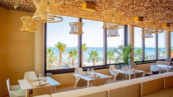 10 restaurantes, se sirven desayunos, comidas y cocina internacional