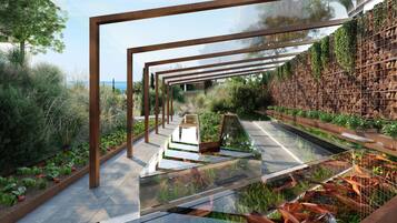 Un jardín moderno con jardineras escalonadas, un pasarela de vidrio y un muro de celosía de madera.