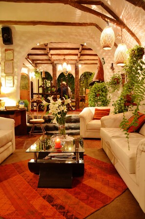 Lobby sitting area - Hostal Madre Tierra (Cusco)