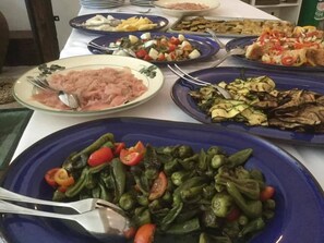 Free daily buffet breakfast