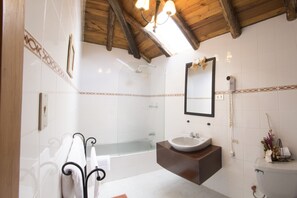 Shower, rainfall showerhead, free toiletries, hair dryer - Hostería Caballo Campana (Cuenca)