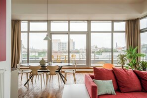 Penthouse exclusivo, 1 habitación, Terraza, vista a la ciudad | Comedor