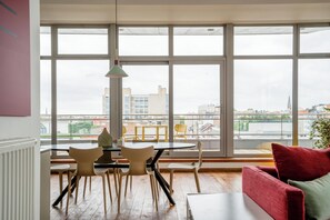 Penthouse exclusivo, 1 habitación, Terraza, vista a la ciudad | Comedor