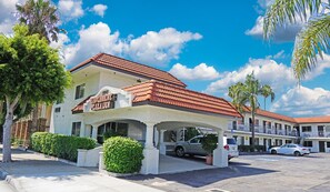 Front of property - Hawthorne Plaza Inn (Hawthorne)