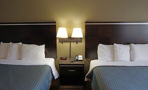 Escritorio, tabla de planchar con plancha y wifi gratis