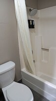 Bañera con ducha, artículos de tocador gratuitos, secador de pelo