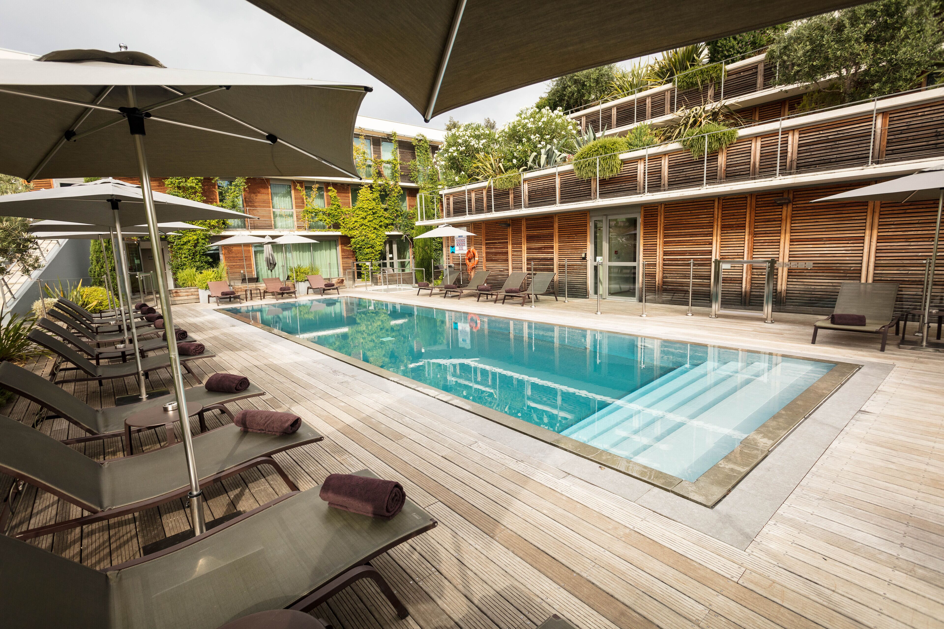 室外泳池；09:00 至 21:00 開放；泳池傘、躺椅