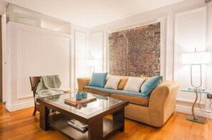 LED TV, DVD player, pay movies, offices - San Telmo Suites (Buenos Aires)