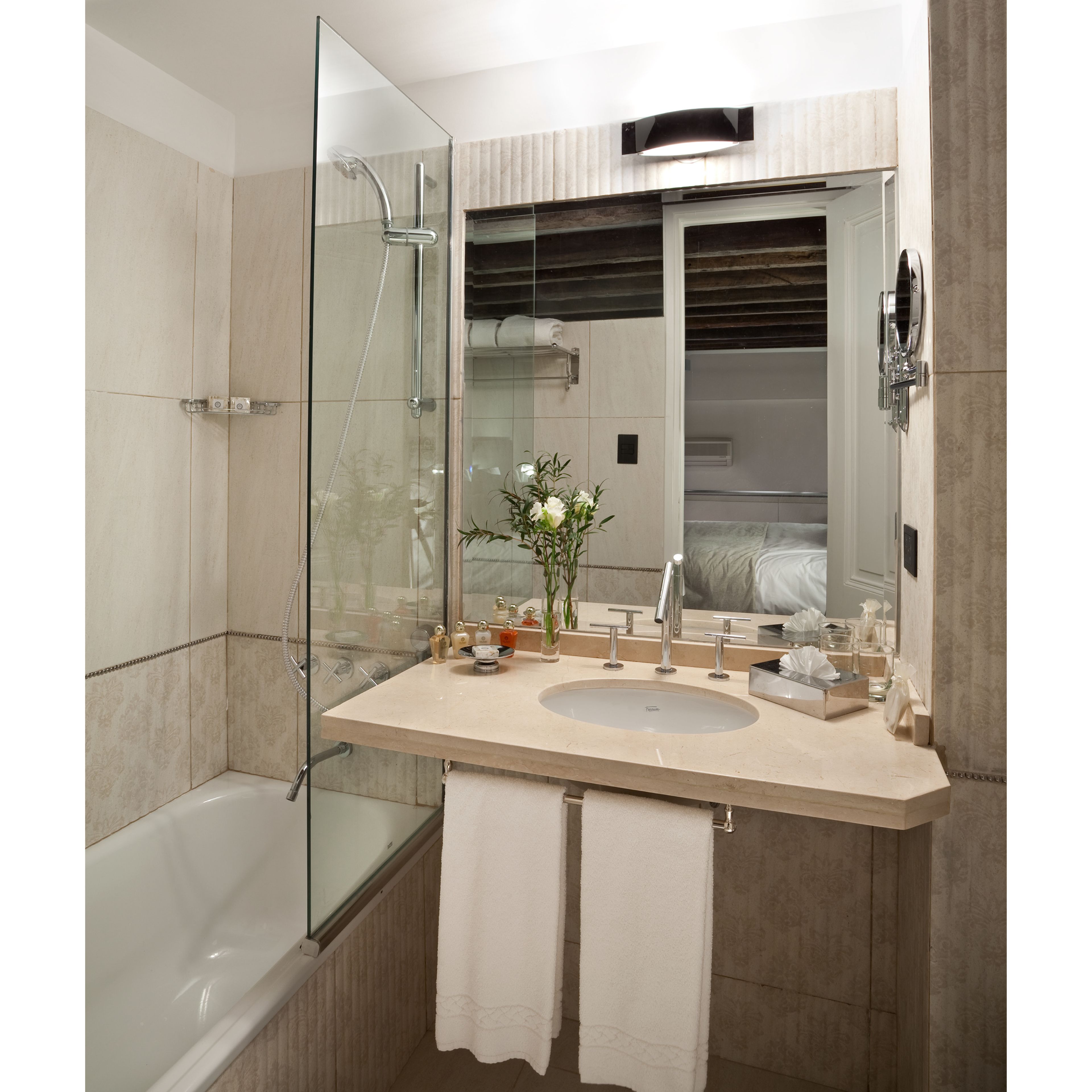 junior room | bathroom | combined shower/bathtub, rainfall showerhead, free toiletries
