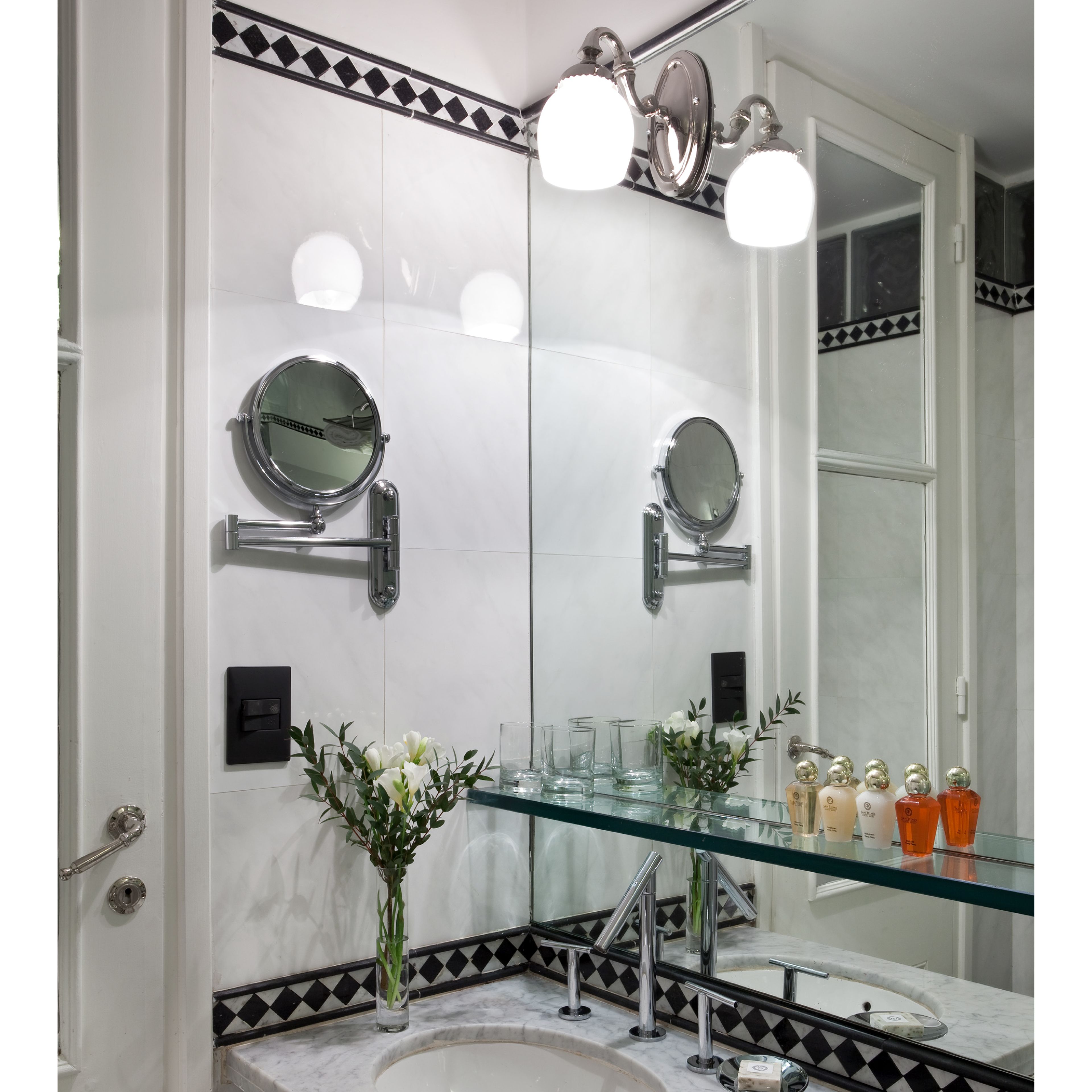 superior suite | bathroom | combined shower/bathtub, rainfall showerhead, free toiletries