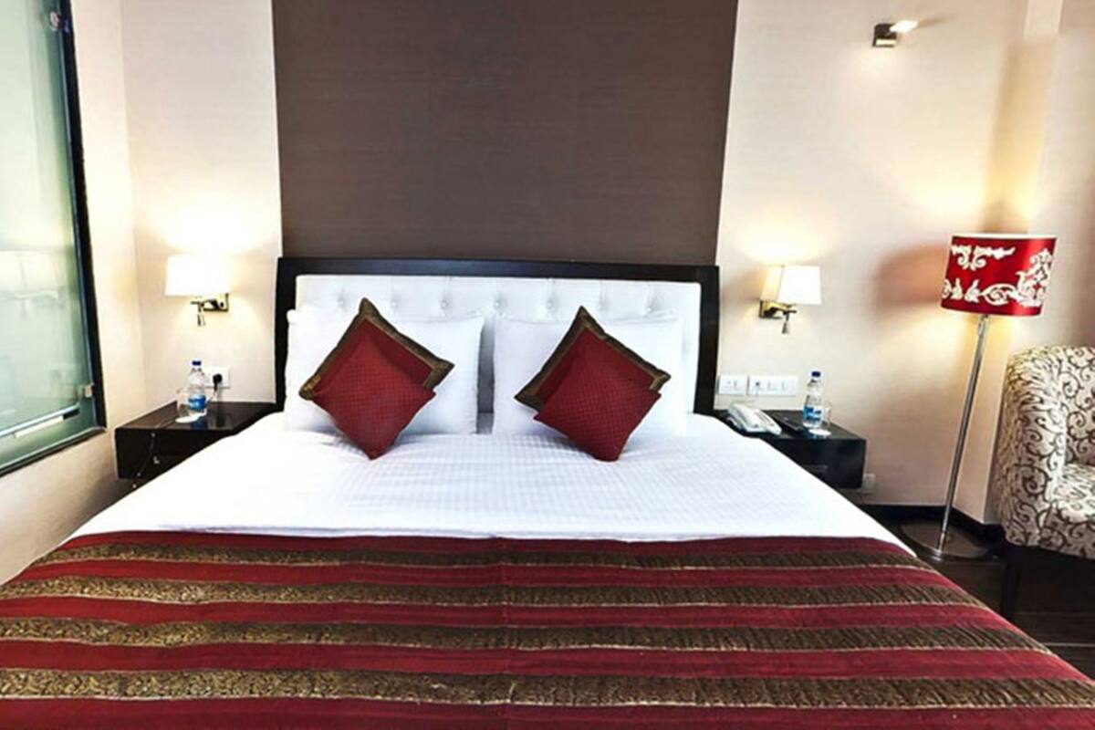 Royal Club | Premium bedding, minibar, in-room safe, desk