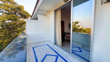 Deluxe Room, Harbour View | Balcony view