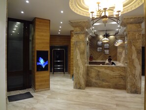 Lobby - Grand Hotel (Mumbai)
