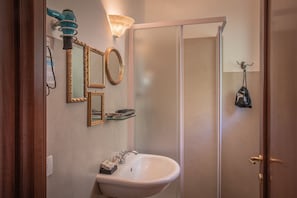 Habitación doble | Baño | Regadera, amenidades de baño gratuitas, secadora de cabello, bidet