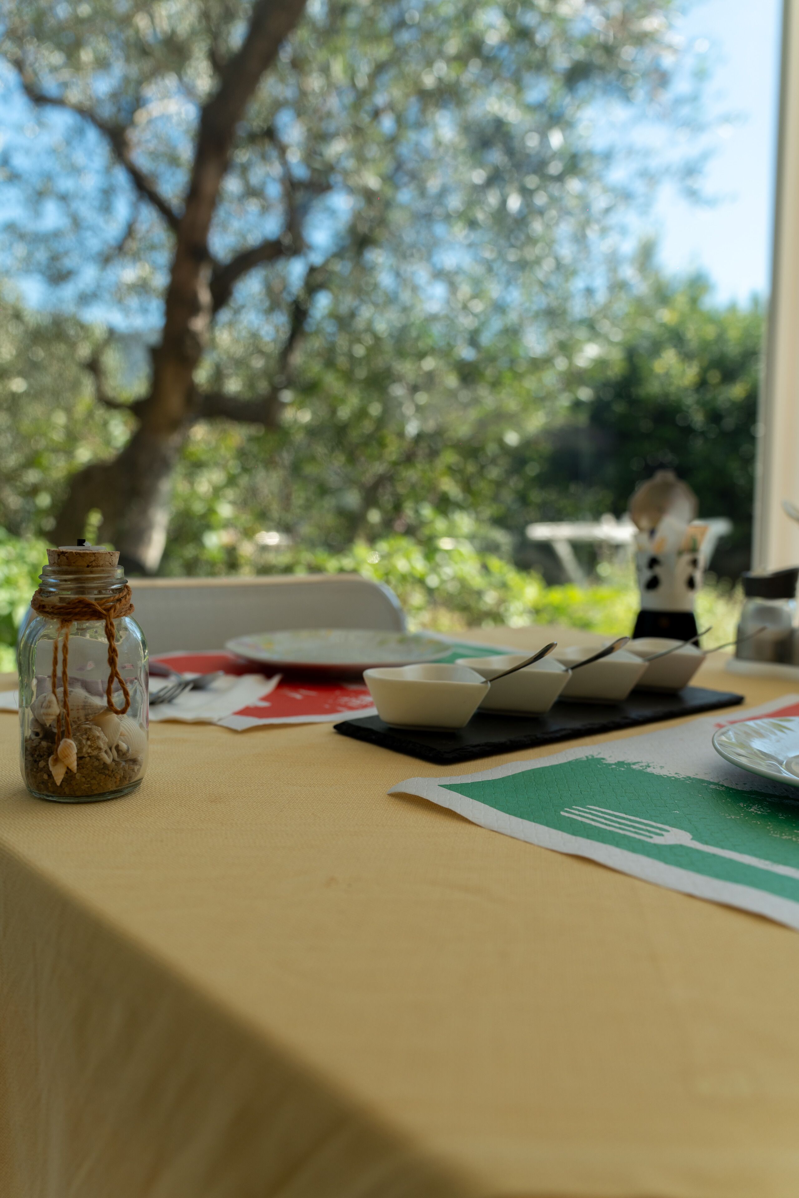 Een seizoensgebonden buitenzwembad en parasols bij het zwembad