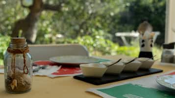 Een seizoensgebonden buitenzwembad en parasols bij het zwembad