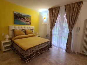 Comfort Triple Room | Peralatan tempat tidur hipoalergenik, gebar bulu kapas 