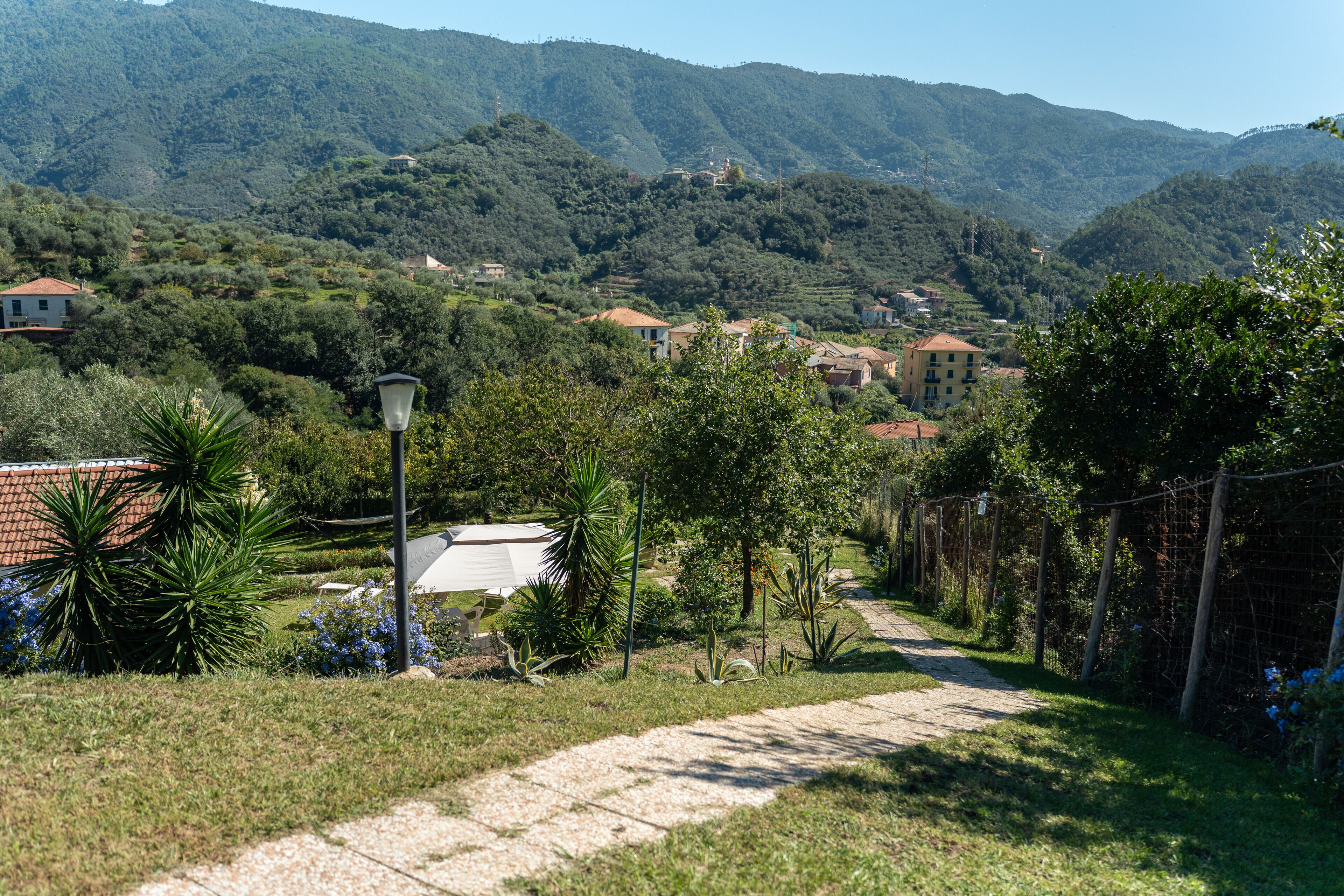 En säsongsöppen utomhuspool, parasoller och solstolar