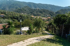 Seasonal outdoor pool, pool umbrellas, pool loungers - Agriturismo La Collina Verde (Levanto)