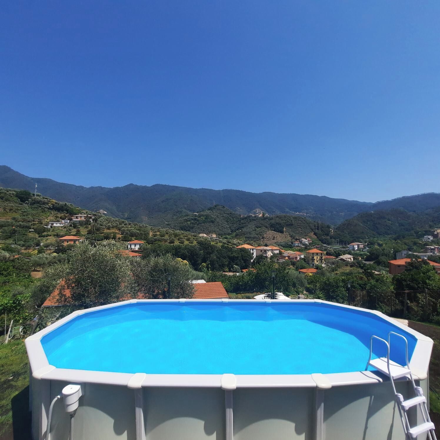 Een seizoensgebonden buitenzwembad en parasols bij het zwembad