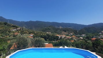 Een seizoensgebonden buitenzwembad en parasols bij het zwembad