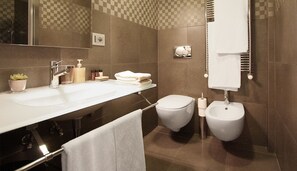 Ducha, artículos de tocador gratuitos, secador de pelo, pantuflas