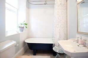 Combined shower/tub, designer toiletries, hair dryer - Molesworth Manor (Wadebridge)