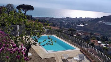 Una piscina al aire libre de temporada