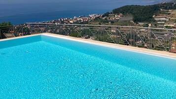 Sesongbasert utendørsbasseng