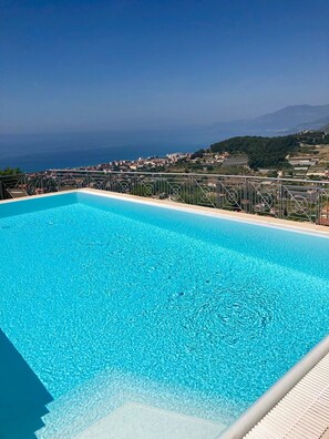 Piscine extérieure (ouverte en saison)