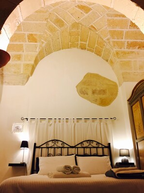 Habitación Confort con 1 cama doble o 2 individuales, 1 habitación, no fumadores, planta baja | Ropa de cama hipoalergénica, edredones de plumas, decoración individual