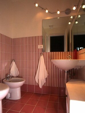 Double Room | Bathroom | Shower, free toiletries, towels