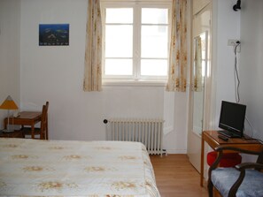 Literie de qualité, bureau, rideaux d’obscurcissement
