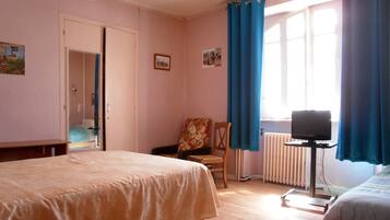 Hochwertige Bettwaren, Schreibtisch, VerdunkelungsvorhÀnge