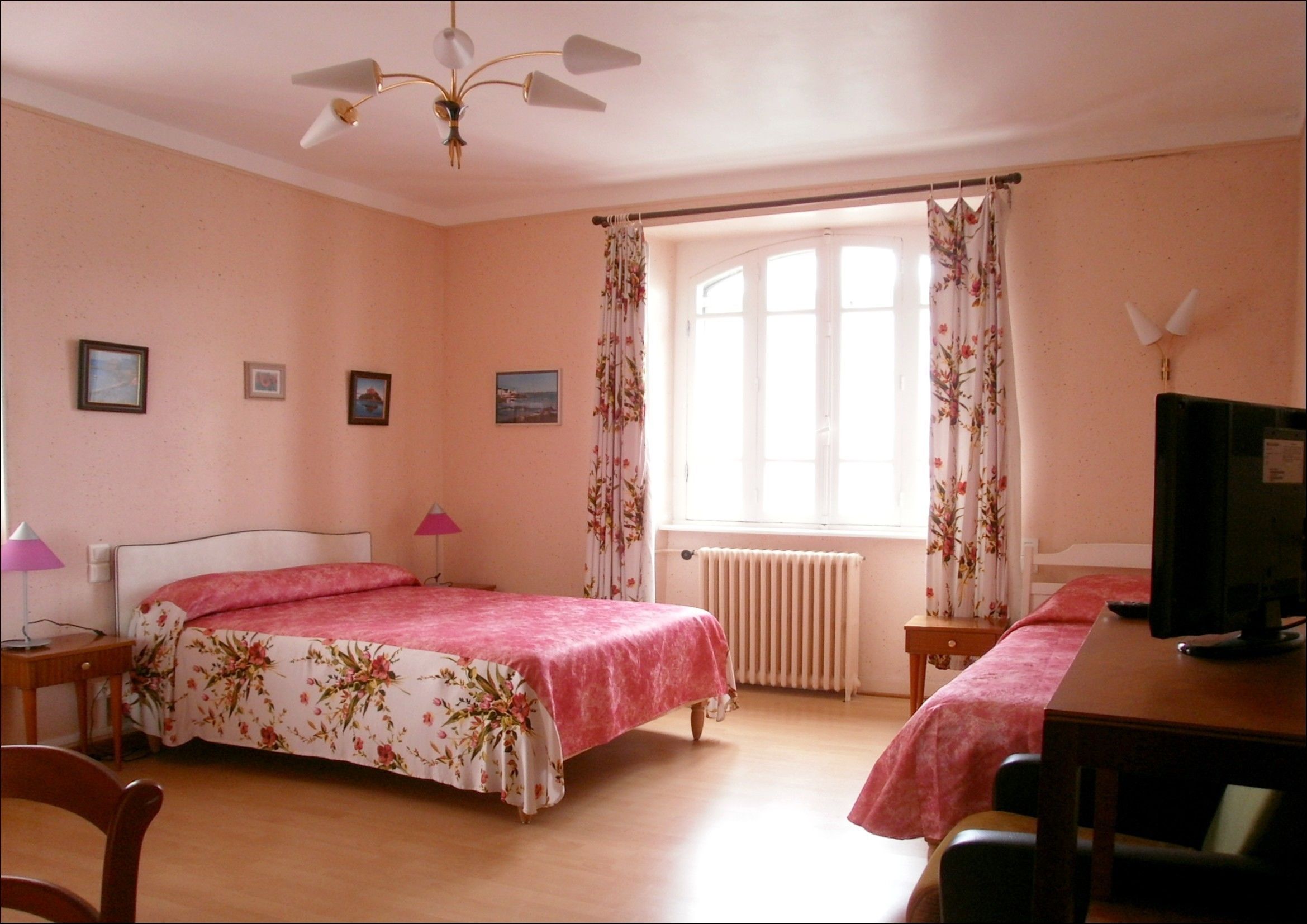 Ropa de cama de alta calidad, escritorio, cortinas opacas